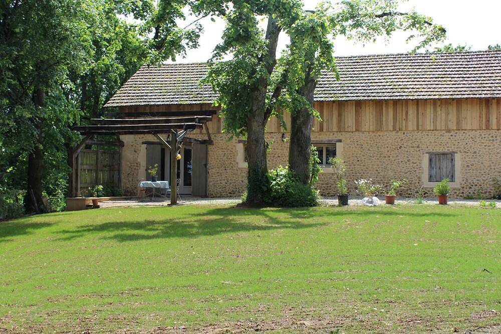 Appartement entier, Gîte paisible avec jardin privé et animaux acceptés in La Douze, Périgord Blanc