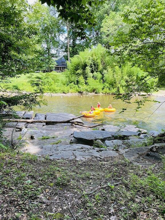 Flussblick \\ Abgeschieden \\ Flussblick / Zugang \\ Whirlpool \\ Wifi \\ Gaskamin in Blount County