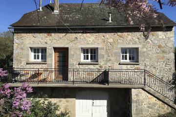 Gîte pour 5 personnes, avec jardin dans Lunac