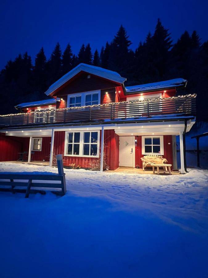 Ferienhaus für 8 Personen, mit Balkon und Terrasse sowie Garten und Sauna in Lillehammer