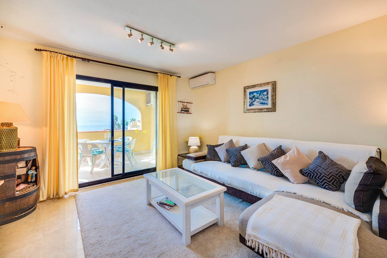 Entire apartment, Doña Lola Sea View Apartment with Shared Pool & Wi-Fi in Urbanizacion Calahonda, Mijas