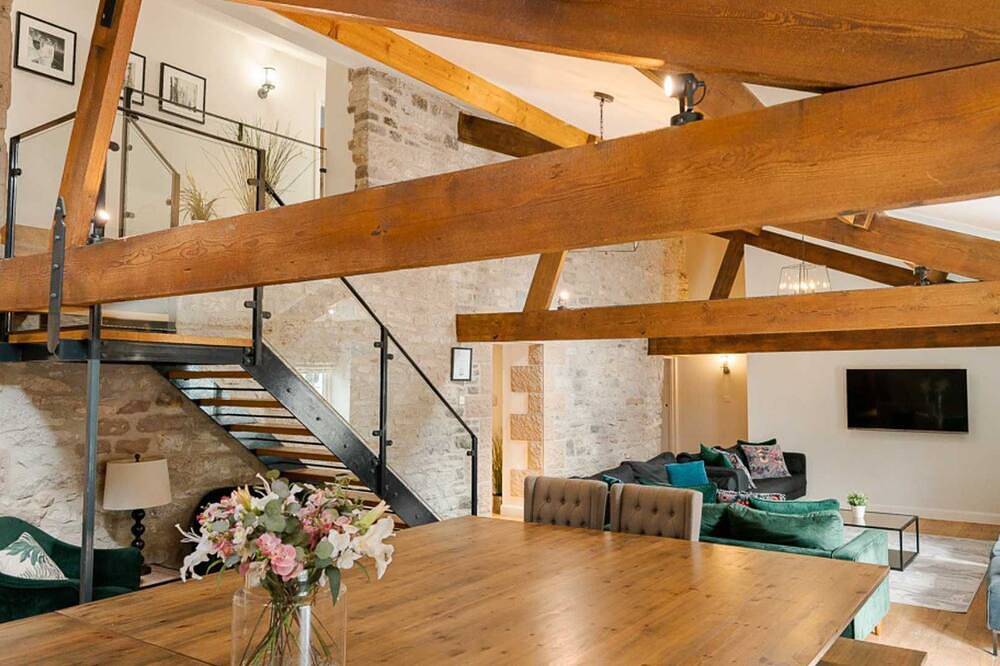 Large luxury farmhouse retreat situated in a rural hamlet, perfect for large gatherings of up to 50 in Hartington Nether Quarter, Derbyshire