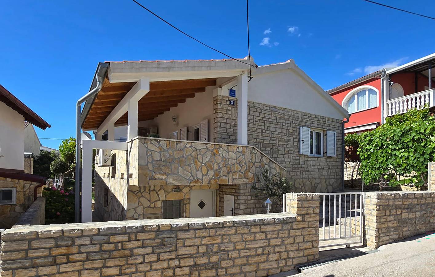 Gemütliche 1-Zimmer-Wohnung mit WLAN, Terrasse und Parkplatz in Küstennähe in Donji Karin, Zadar