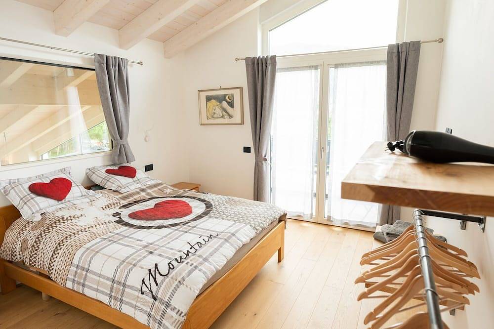 Modern villa with hot tub for exclusive use, dogs welcome. in Caldonazzo, Caldonazzosee
