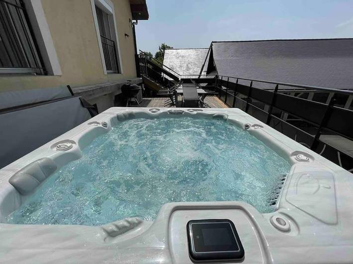 Location de vacances pour 12 personnes, avec sauna ainsi que jardin et jacuzzi dans La Bauche