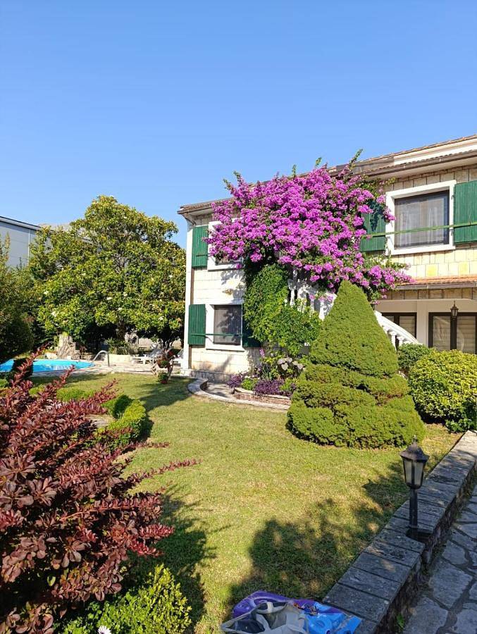 Location de vacances pour 3 personnes, avec Balcon et Jacuzzi ainsi que Terrasse et Jardin dans Bar - 3
