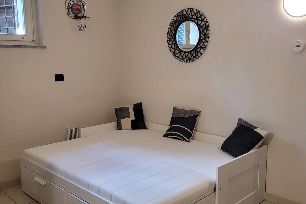 Ganze Wohnung, Alice Apartments - Heron, Spacious studio apartment in the historic center of Crescentino in Crescentino, Vercelli Provinz