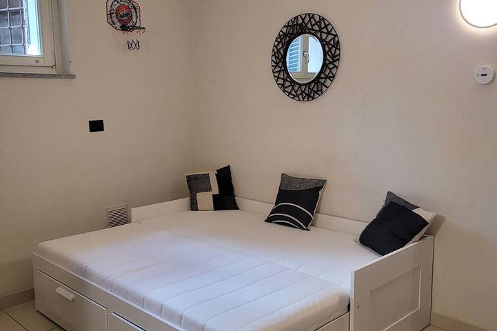 Appartamento intero, Alice Apartments - Airone, 
Ampio monolocale nel centro storico di Crescentino in Crescentino, Provincia di Vercelli