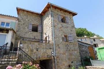Gîte pour 12 personnes, avec terrasse à Montpezat-sous-Bauzon