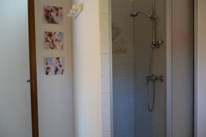 Gîte pour 2 personnes, avec piscine ainsi que terrasse et jardin à La Tour-d'Aigues - 3