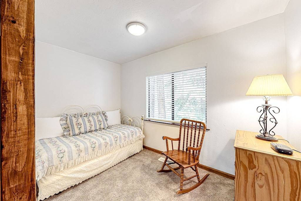 Quiet A-frame cabin near town with forest views & high-speed Wifi - dog-friendly in Meyers (CA), El Dorado County