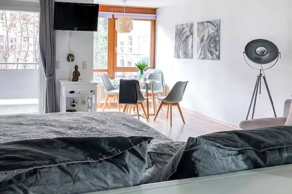 Entire apartment, Quiet studio at ❤️ in the old town ⭐️ near Würzburg Residence & Park ⭐️ in Würzburg, Franconian Wine Country