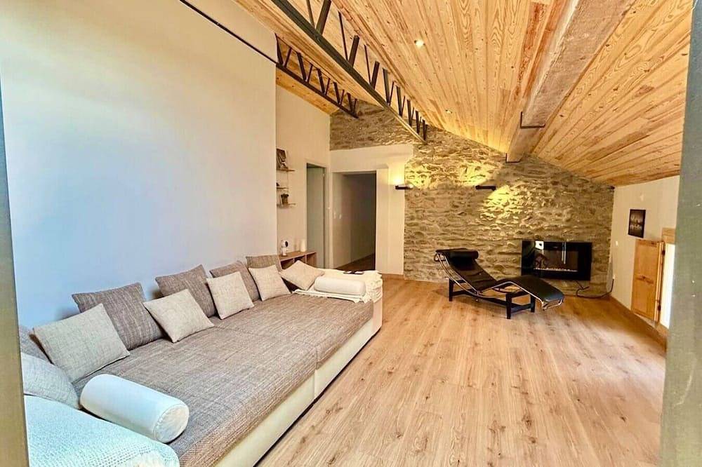Entire apartment, Cal Querol Err (àtic per 13 persones) in Err, Parc naturel régional des Pyrénées catalanes