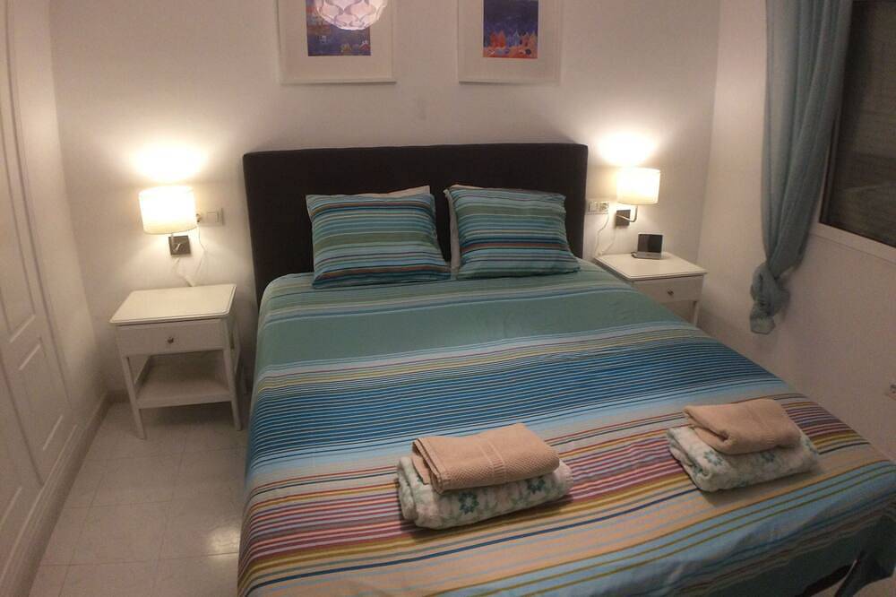 Una casa adosada en un pequeño desarrollo privado con piscina y jardines compartidos. in Las Marinas, Dénia