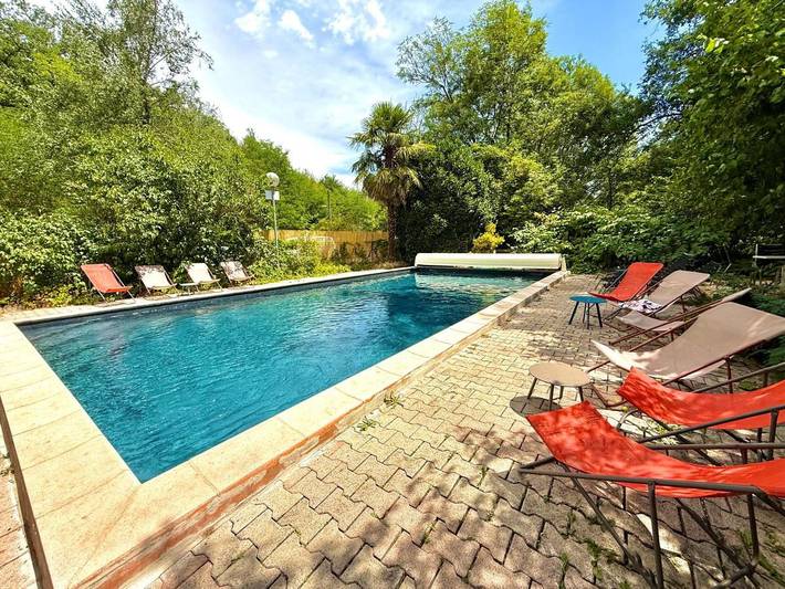 Gîte pour 4 personnes, avec Terrasse et Jardin ainsi que Piscine et Vue à Ajoux