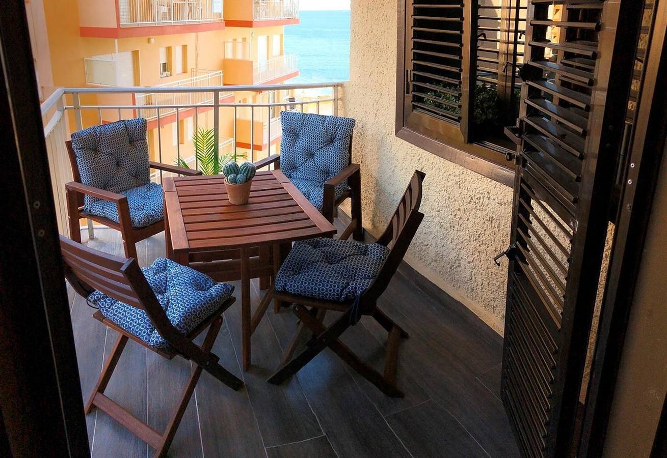 Geheel appartement, Huisdiervriendelijk appartement Rumoholidays met uitzicht op zee en Wi-Fi in Torrevieja Centre, Torrevieja