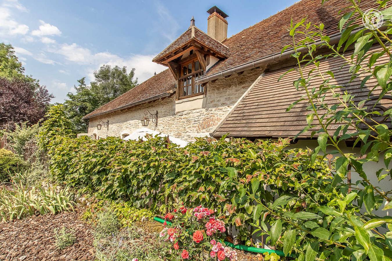 La maison au bord de l'eau du moulin de Lalheue in Messey-sur-Grosne, Région de Chalon-sur-Saône