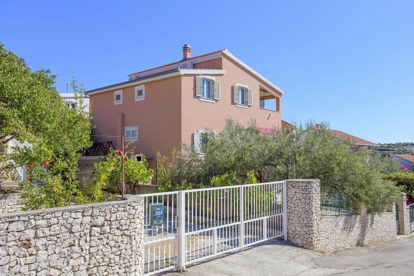 Ganze Wohnung, 1-Zimmer-Ferienwohnung mit Terrasse und Meerblick Kanica, Rogoznica A-20091-b in Kanica, Razanj