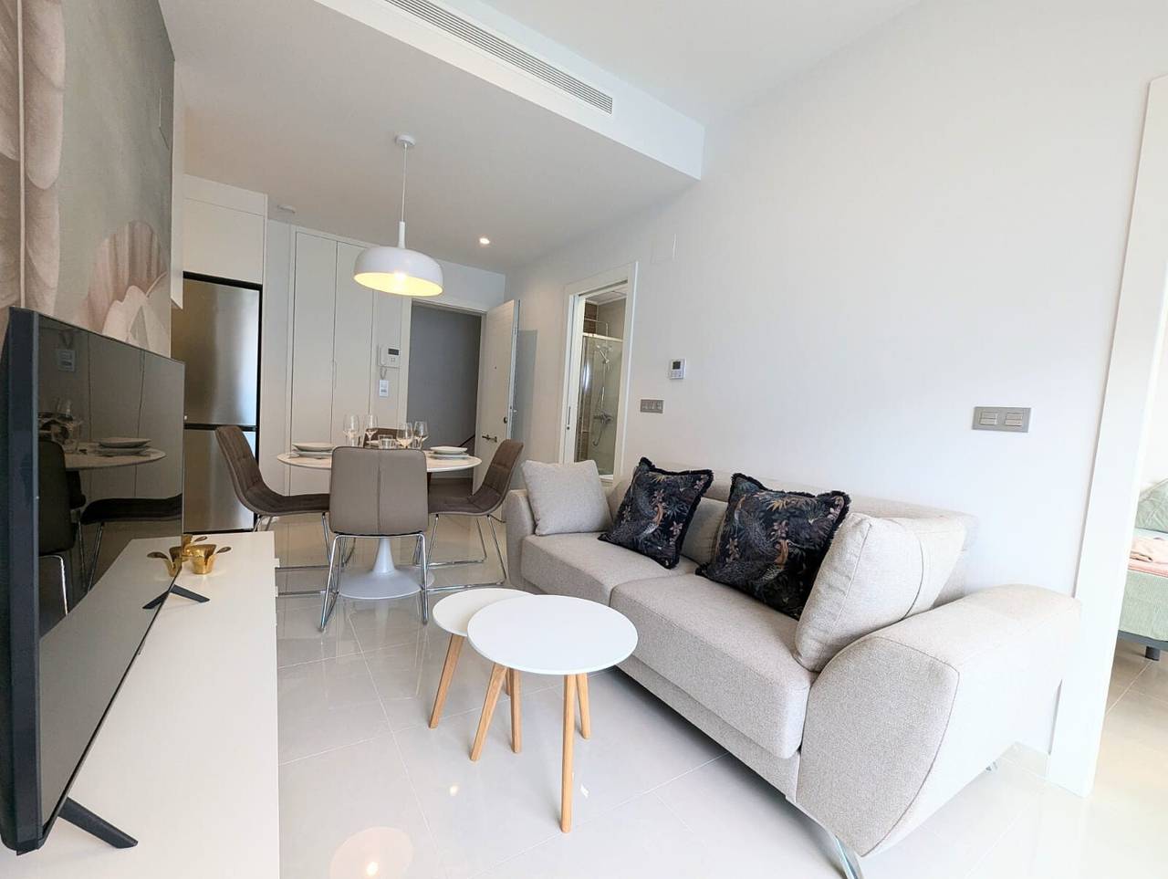 Ολόκληρο το διαμέρισμα, Villa 'R-60-A Maestro' with Shared Pool, Wi-Fi and Air Conditioning in Torrevieja Centre, Torrevieja