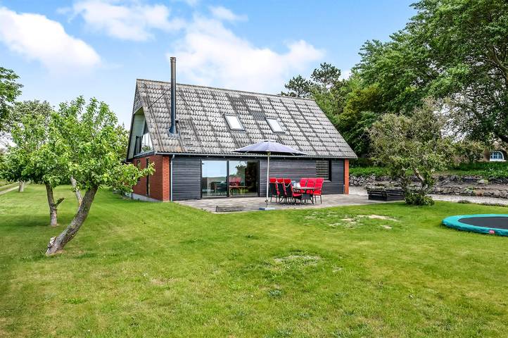 Ferieudlejning for 10 personer, med have og terrasse i Ristinge