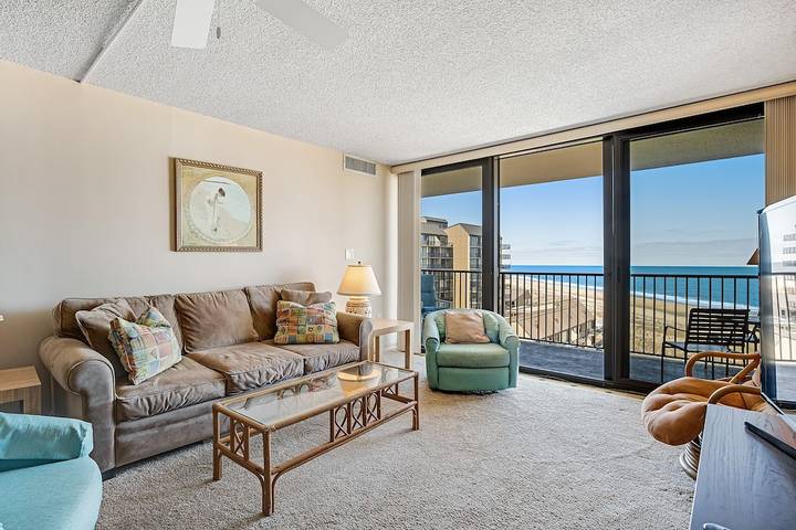 Vacation rental for 7 people, with pool and balcony as well as hot tub and sauna in Bethany Beach