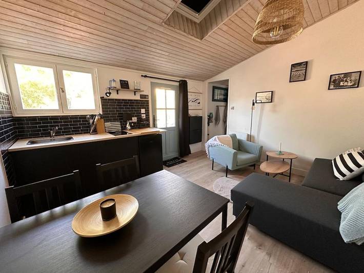 Location de vacances pour 2 personnes, avec Jacuzzi et Terrasse ainsi que Jardin et Piscine à Plonévez-Porzay