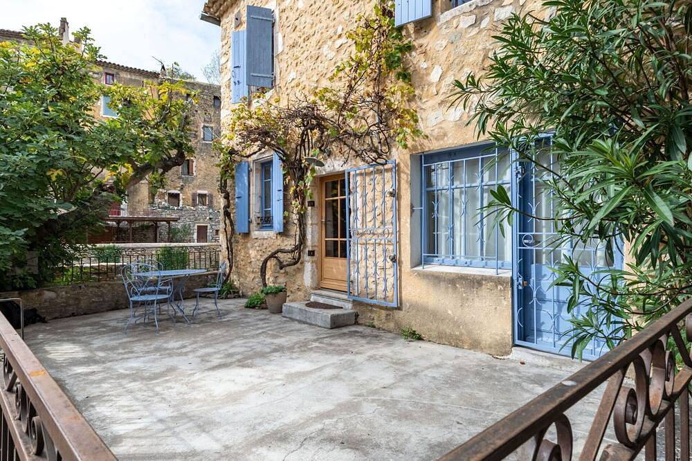 Beautiful private villa with Wifi, Tv, terrace, pets allowed, panoramic view and parking in Saint-Montan, Privas