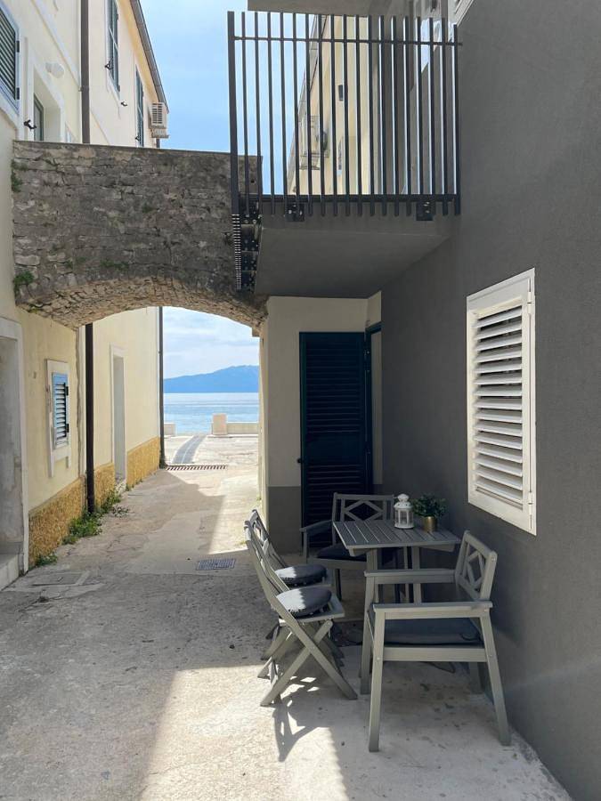 Ferienwohnung für 5 Personen, mit Terrasse und Ausblick in Zaostrog
