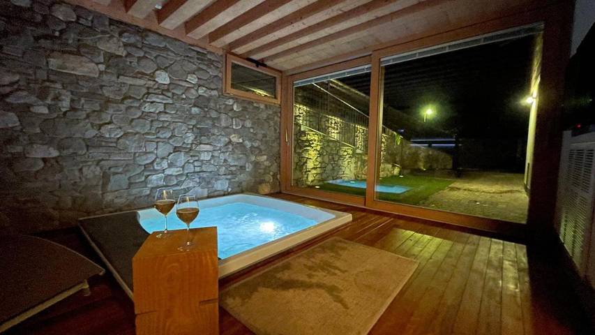 Ferienhaus für 5 Personen, mit Balkon und Whirlpool sowie Terrasse und Garten in Bezzecca