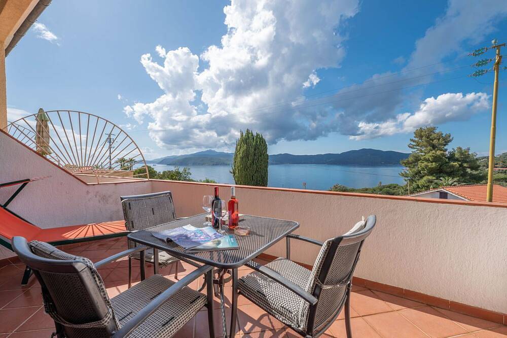 Appartamento intero, Bellissimo appartamento per 2 persone con Wifi, Tv, patio e parcheggio in Morcone, Isola d'Elba