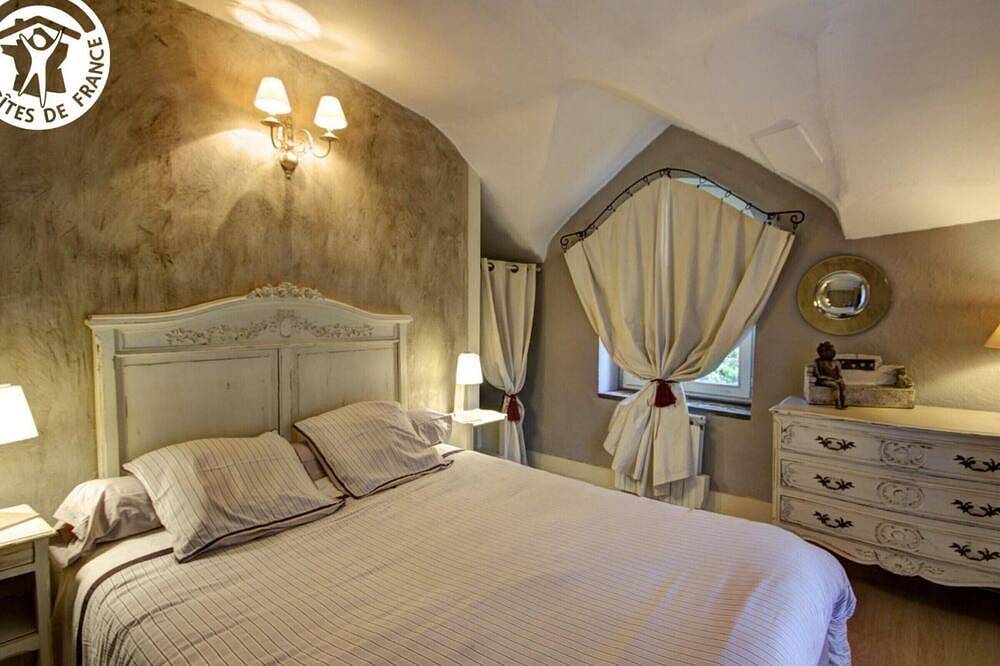 Acogedor Gîte con Chimenea, Tv, Petanca y Jardín Privado en Montbrison in Montbrison