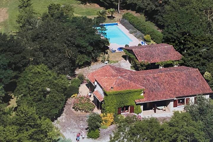 Location de vacances pour 9 personnes, avec Jacuzzi ainsi que Terrasse et Jardin à Armous-et-Cau