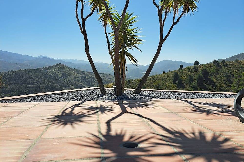 Villa with private pool, 10 people, 5 bathrooms in Viñuela, Málaga Provinz