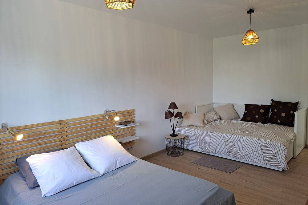Gîtes A la source Logement l'Isle up to 6 people with air conditioning  in Saint-Médard-de-Guizières, Región de Libourne