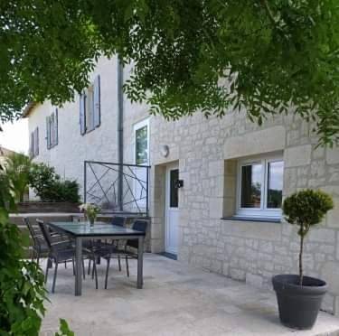 Gîte pour 2 personnes, avec Terrasse et Jardin ainsi que Piscine et Vue sur le lac à Le Boulvé