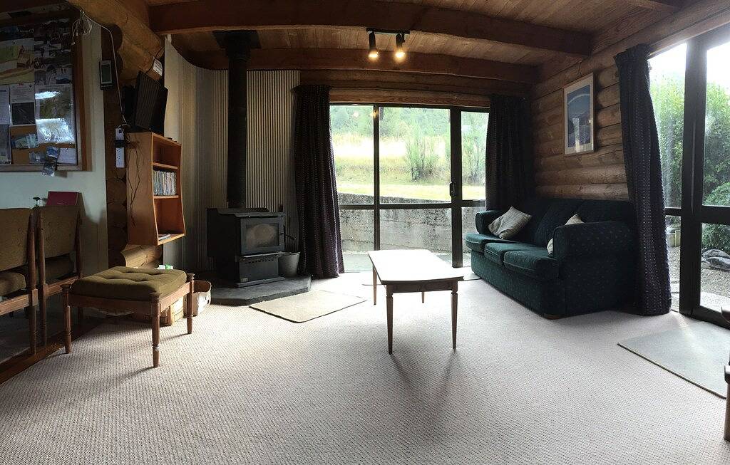 Log cabin in the mountains with indoor climbing wall, perfect for a family. in Hurunui District