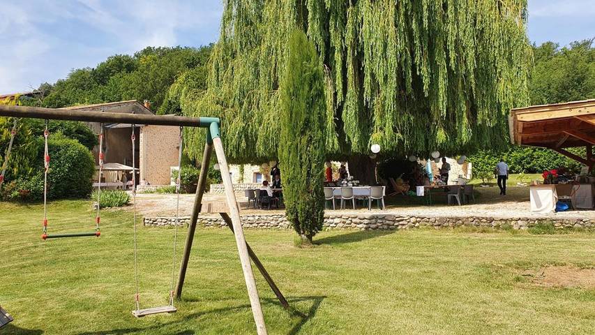 Location de vacances pour 6 personnes, avec jardin ainsi que piscine et vue à Mison