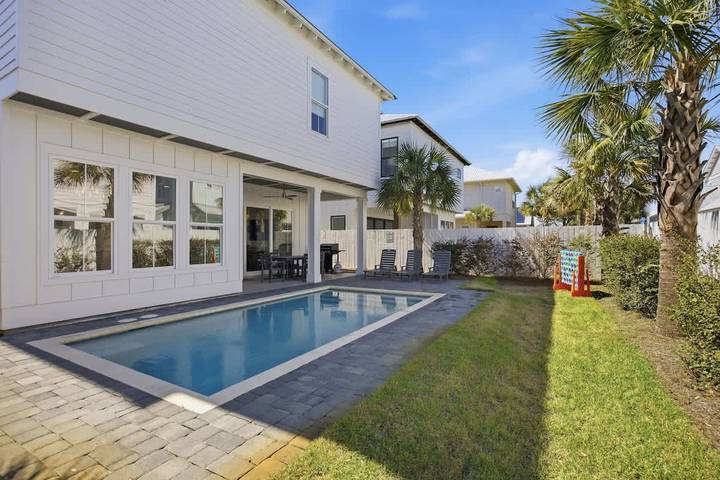 Vacation rental for 16 people in Miramar Beach