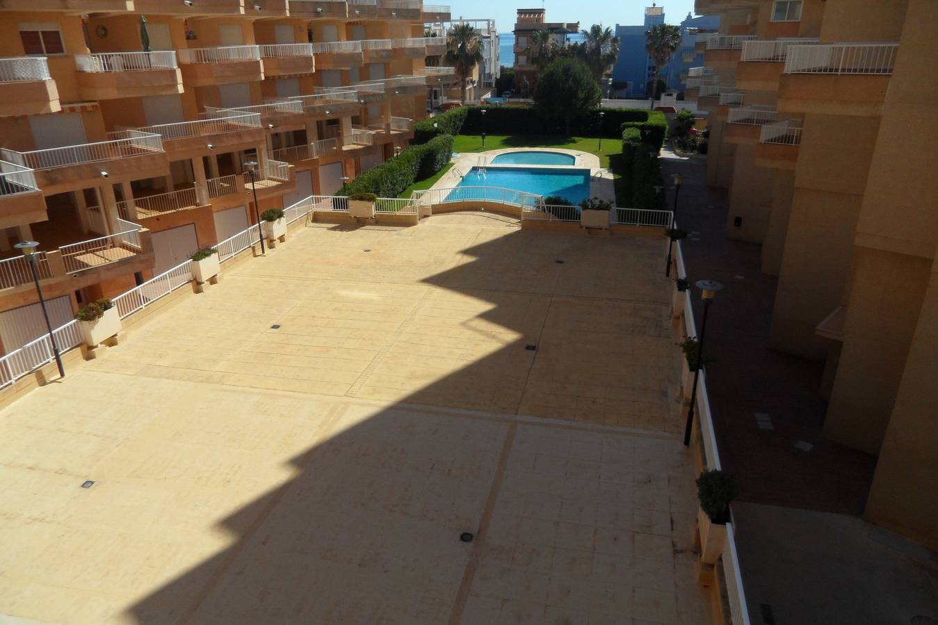 Apartamento entero, 3 dormitorios, grandes bloques, grandísima terraza, baño y aseo, nuevo, funcional, garaje, piscina para qequeños, piscina in Playa Xeraco, Jaraco