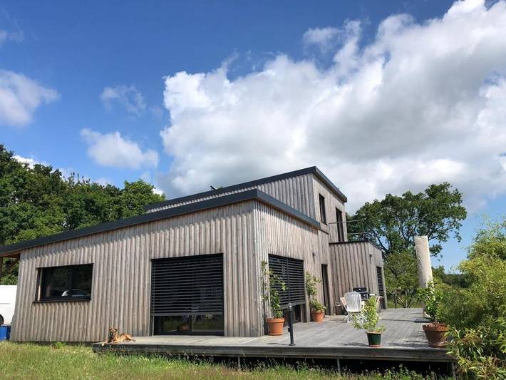 Location de vacances pour 8 personnes, avec jardin et vue sur le lac ainsi que piscine et vue à Surzur