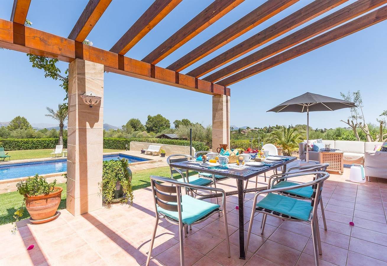 Casa de campo con piscina privada, vistas a la montaña, jardín, terrazas y Wi-Fi in Muro, Mallorca Norte