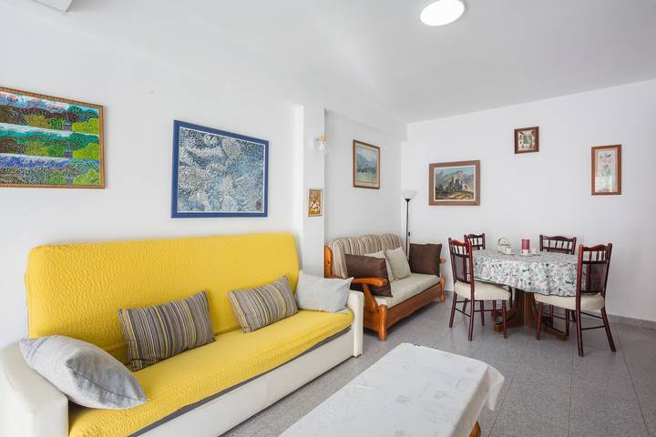 Apartamento entero, Apartamento 'Ca Llaurí' con vistas al mar, Wi-Fi y aire acondicionado in Platja de Daimús (Daimús), Daimuz