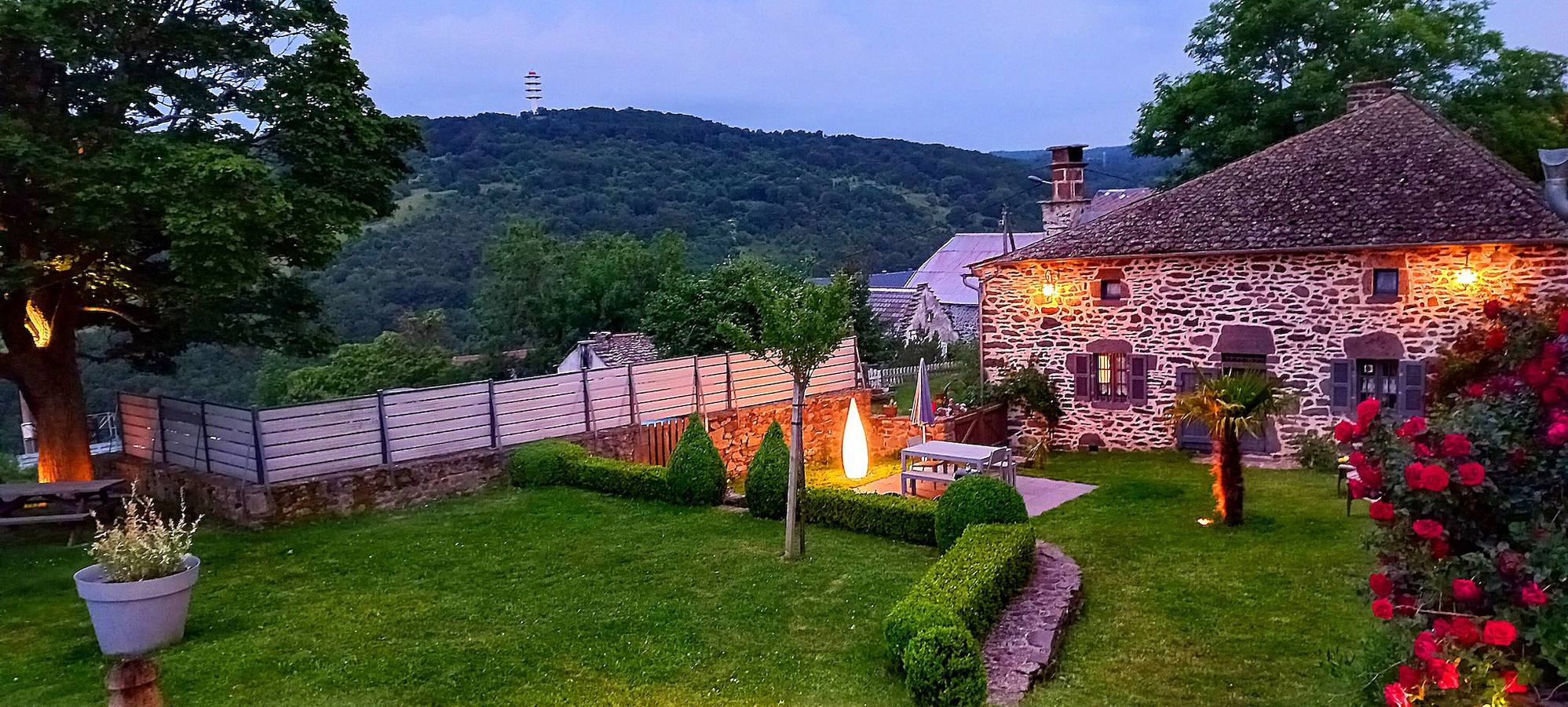 Gîte de encanto Oliabou - Haut: vistas a la montaña, terraza privada y Wi-Fi in Laurie, Región de Saint-Flour