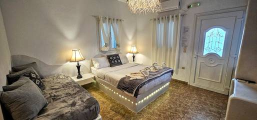 Studio voor 3 Personen in Perissa, Santorini, Afbeelding 1