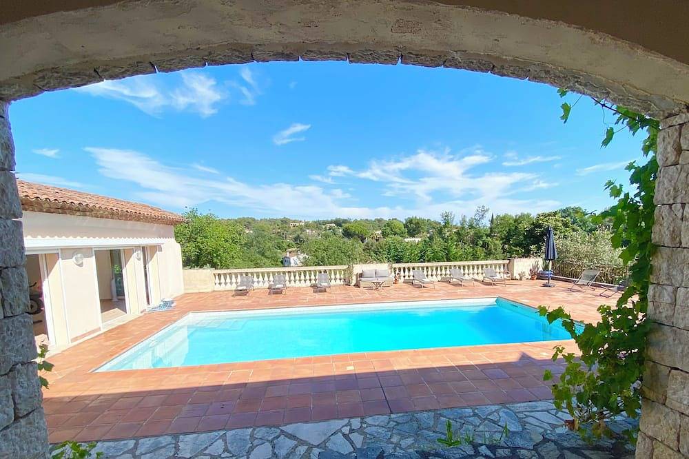 Peaceful 5 Bedroom Villa with a studio pool house and large pool. in Roquefort-les-Pins, Cannes region