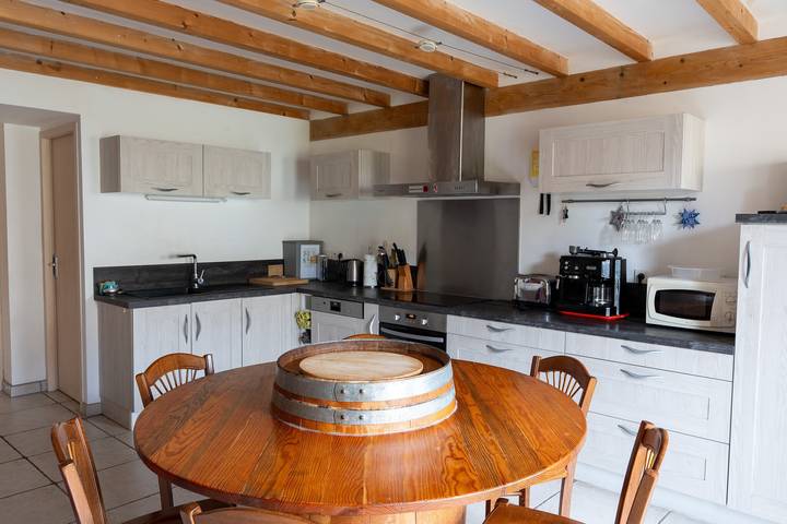 Casa de vacaciones 'Chai Crann Piorra' con terraza privada, jardín compartido y Wi-Fi in Saint-Genès-de-Blaye, Región de Blaye