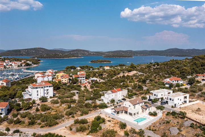 Ferienhaus für 8 Personen, mit Ausblick und Meerblick sowie Garten und Pool in Jezera - 2