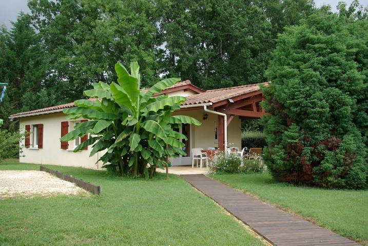 Gîte pour 4 personnes, avec jardin ainsi que piscine et terrasse à Savignac-de-Miremont