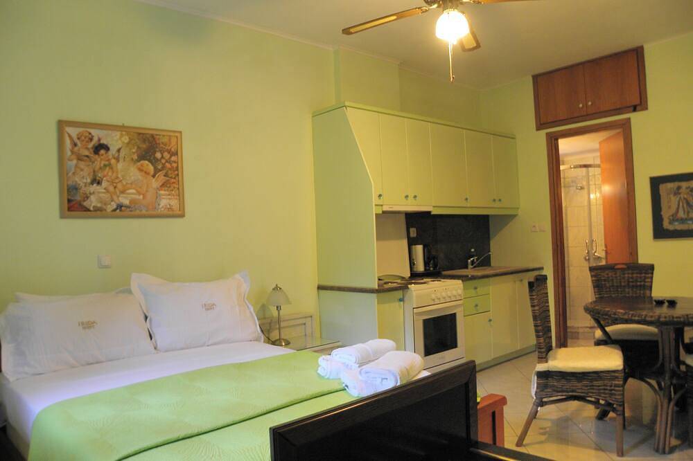 Luxury  Triple Apartment with Yard in front of the sea at Kalo Nero Kyparissia in Golf von Kyparissia