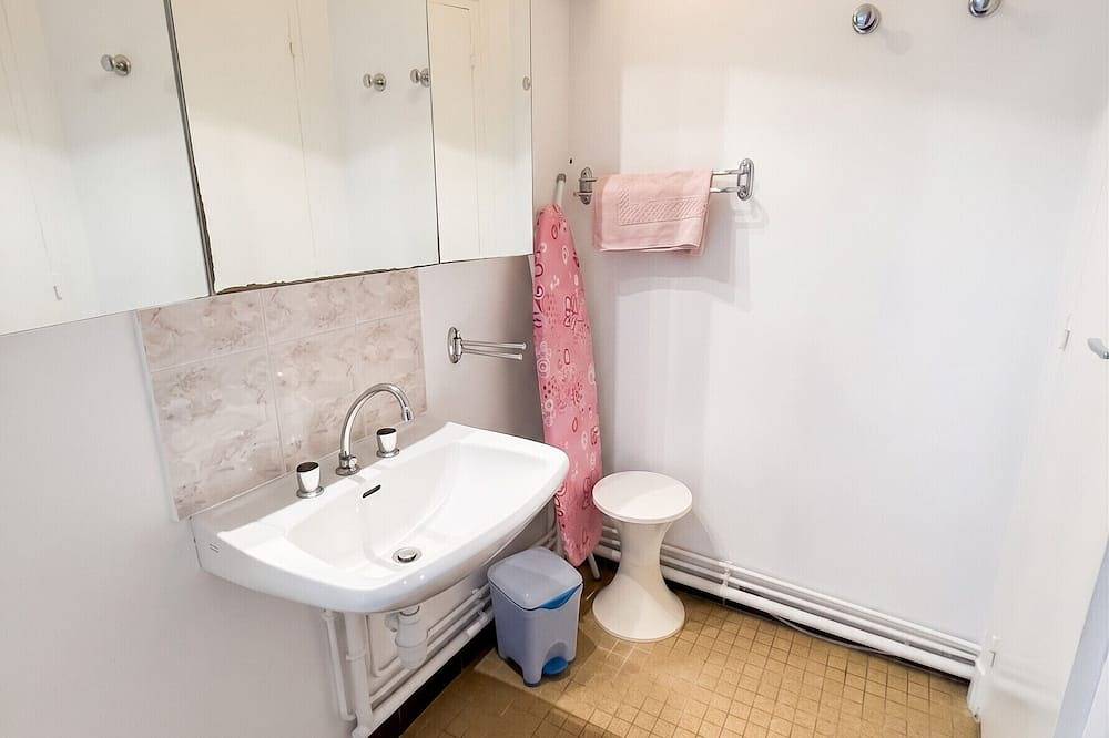 Entire apartment, Homerez - Studio in Néris-les-Bains in Néris-les-Bains, Montluçon region